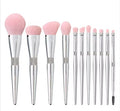 Pinceaux de maquillage synthétiques roses.